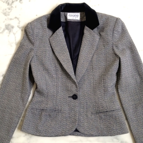 Vintage Gianni Fully lined blazer with velvet collar and button. - Picture 3 of 8